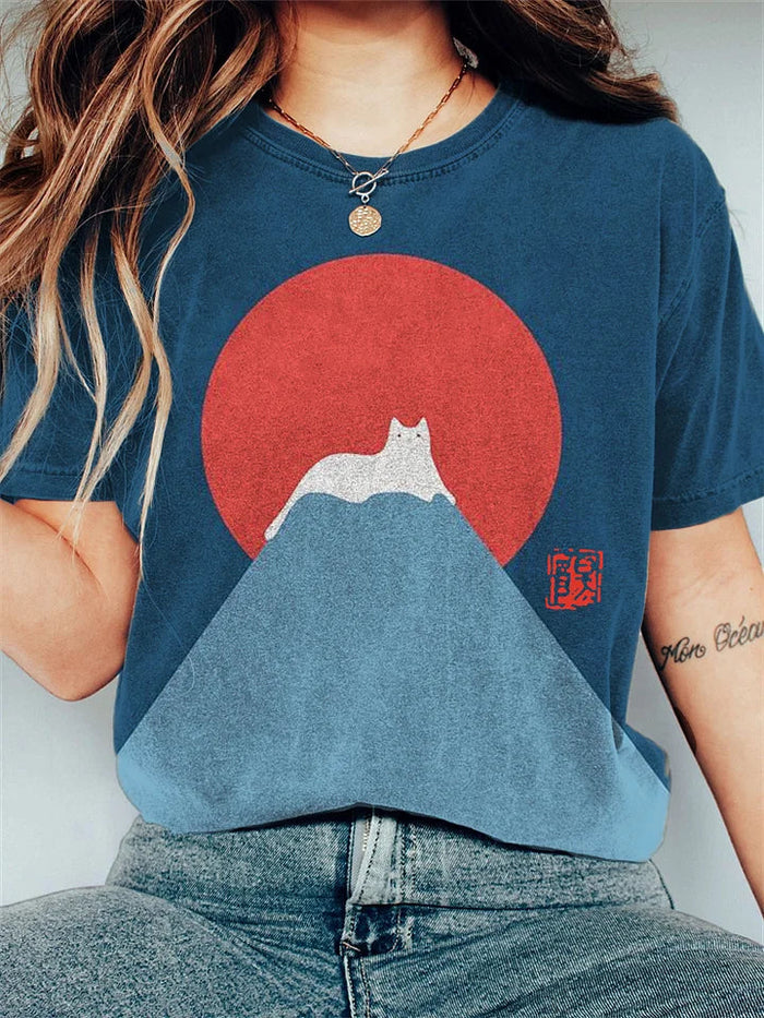 T-shirt graphique stylé avec un chat sur une montagne - Charmant haut décontracté pour femmes pour un look branché