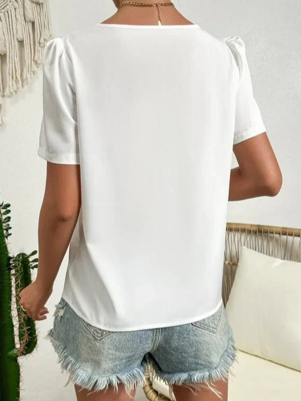 Top asymétrique à manches courtes pour femmes - manches bouffantes blanches à la mode pour un look chic et décontracté