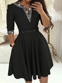 Robe femme évasée avec décolleté en V orné, manches 3/4 et longueur mi-longue avec ceinture pour un look élégant