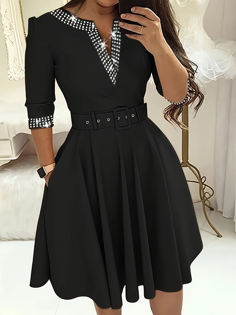 Robe femme évasée avec décolleté en V orné, manches 3/4 et longueur mi-longue avec ceinture pour un look élégant