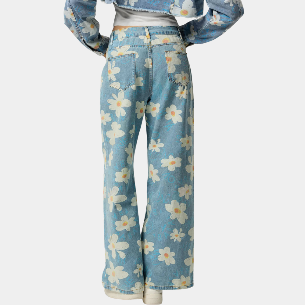 Pantalon en denim bleu pour femme avec un large imprimé floral pour un look frais et branché