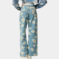 Pantalon en denim bleu pour femme avec un large imprimé floral pour un look frais et branché
