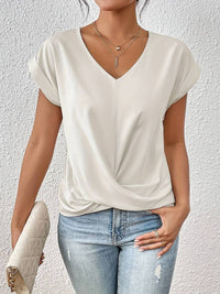T-shirt élégant à col en V avec détails torsadés pour femmes - chemisier court idéal pour un look chic et décontracté