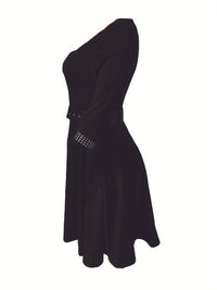 Robe femme évasée avec décolleté en V orné, manches 3/4 et longueur mi-longue avec ceinture pour un look élégant