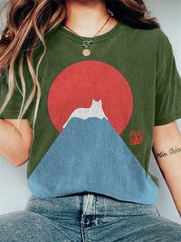 T-shirt graphique stylé avec un chat sur une montagne - Charmant haut décontracté pour femmes pour un look branché
