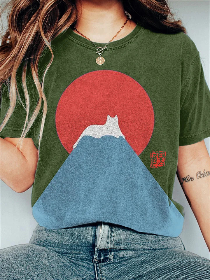 T-shirt graphique stylé avec un chat sur une montagne - Charmant haut décontracté pour femmes pour un look branché