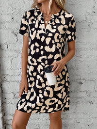 Robe chic à col en V pour femmes avec manches courtes et imprimé léopard