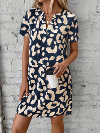 Robe chic à col en V pour femmes avec manches courtes et imprimé léopard