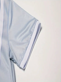 Camisole polo pour homme avec corte ajustado, cierre de cremallera, detalle de rayas en contraste y manga corta