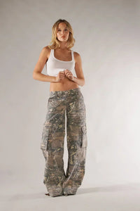 Pantalon cargo pour femmes gris clair pour une tenue de ville décontractée