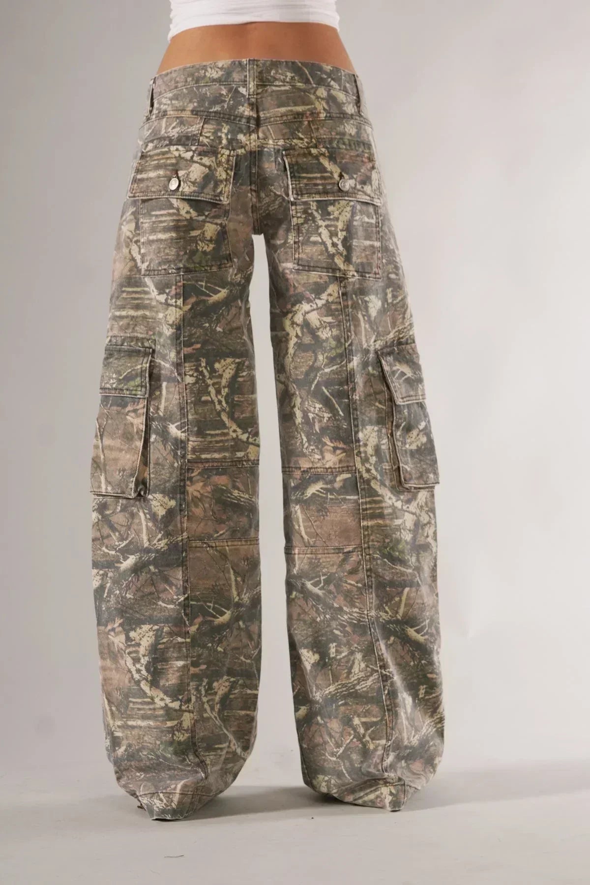 Pantalon cargo pour femmes gris clair pour une tenue de ville décontractée