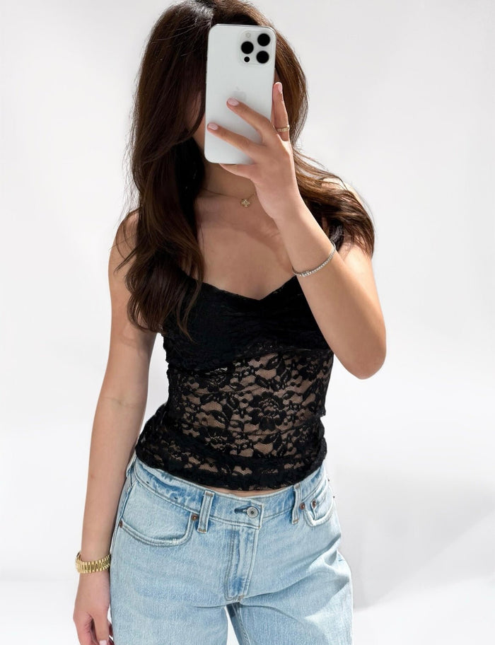 Top chic en dentelle noire Cora - caraco élégant pour femme pour un look sophistiqué