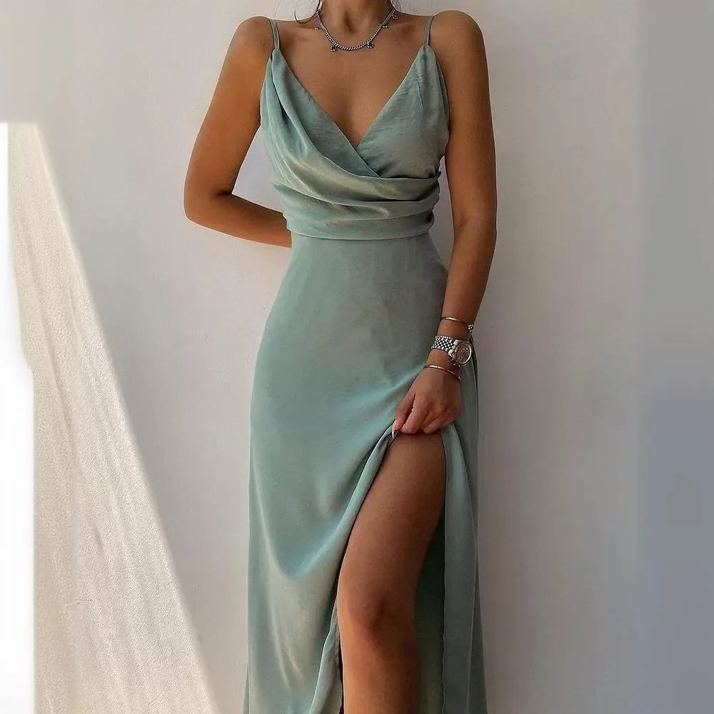 Élégante robe d'été à col en V avec fente et délicates bretelles spaghetti pour un look frais et élégant