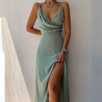 Élégante robe d'été à col en V avec fente et délicates bretelles spaghetti pour un look frais et élégant