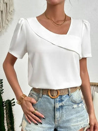 Top asymétrique à manches courtes pour femmes - manches bouffantes blanches à la mode pour un look chic et décontracté