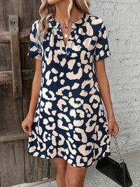 Robe chic à col en V pour femmes avec manches courtes et imprimé léopard