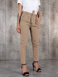 Élégant pantalon chino à taille haute pour femmes avec ceinture réglable - parfait pour un look professionnel au bureau