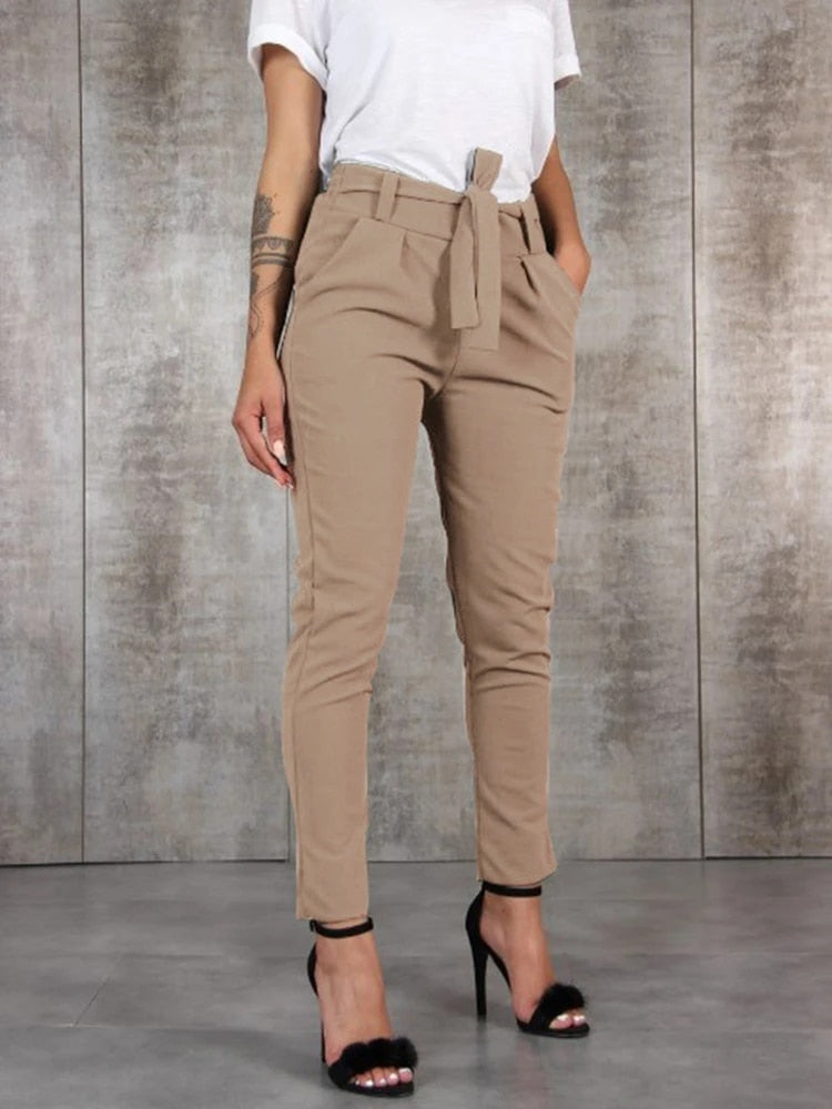 Élégant pantalon chino à taille haute pour femmes avec ceinture réglable - parfait pour un look professionnel au bureau