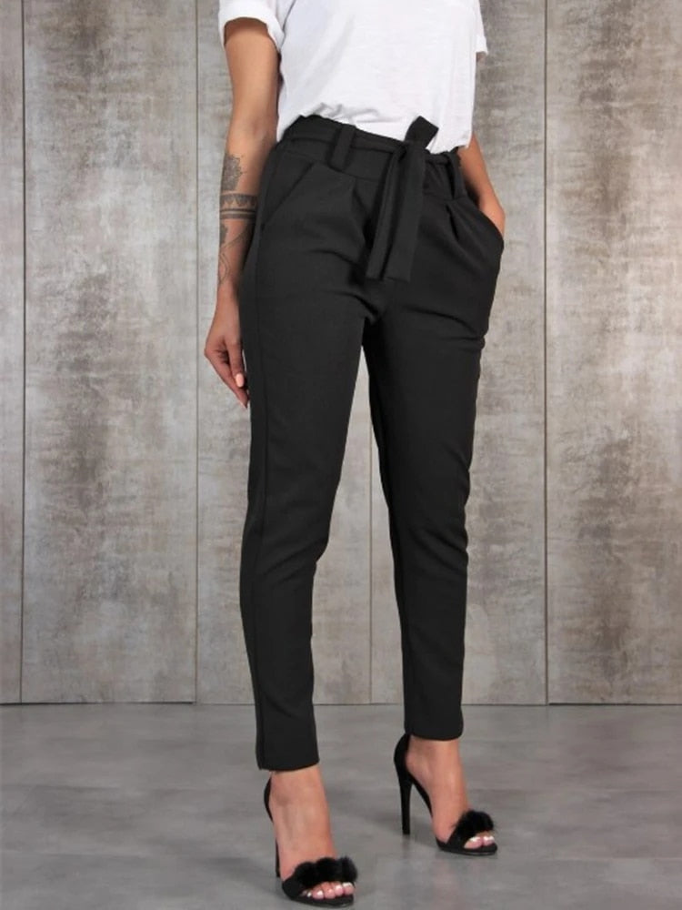 Élégant pantalon chino à taille haute pour femmes avec ceinture réglable - parfait pour un look professionnel au bureau