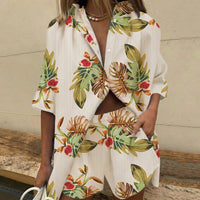 Ensemble élégant pour femmes avec motif tropical - parfait pour l'été avec des manches courtes et un short pour un look branché