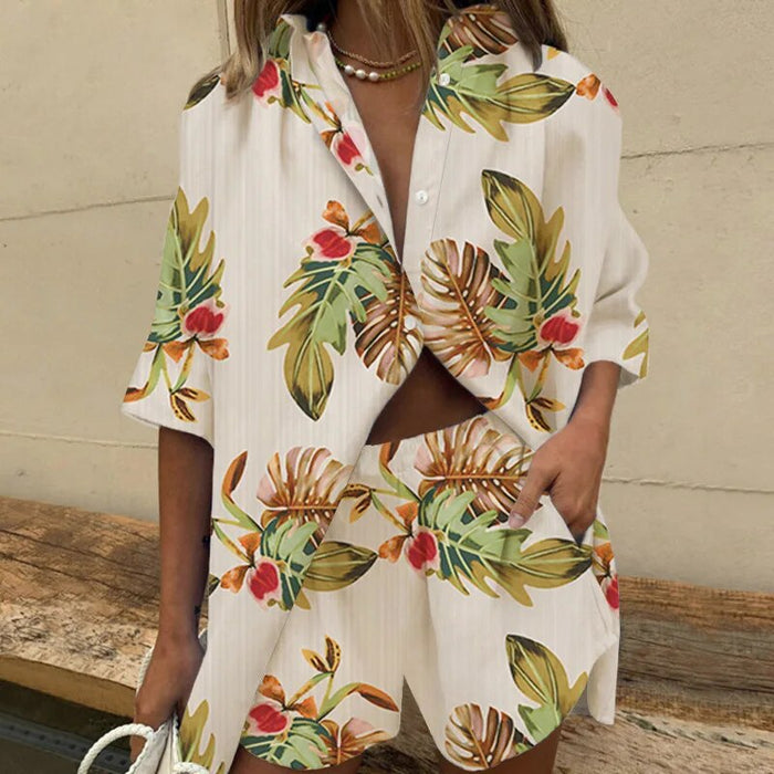 Ensemble élégant pour femmes avec motif tropical - parfait pour l'été avec des manches courtes et un short pour un look branché