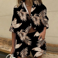 Ensemble élégant pour femmes avec motif tropical - parfait pour l'été avec des manches courtes et un short pour un look branché