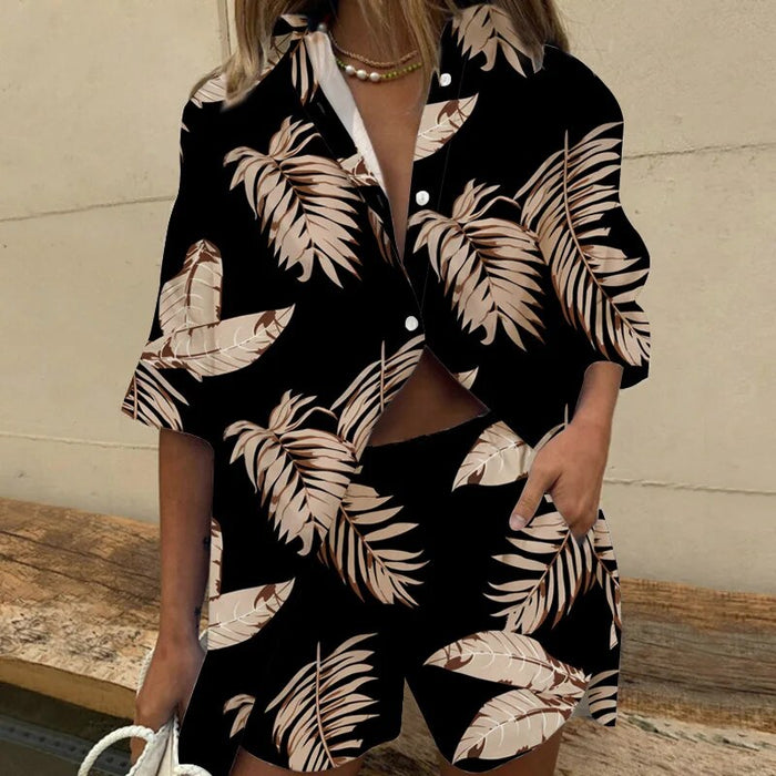 Ensemble élégant pour femmes avec motif tropical - parfait pour l'été avec des manches courtes et un short pour un look branché
