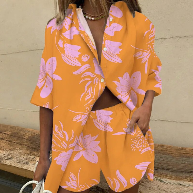 Ensemble élégant pour femmes avec motif tropical - parfait pour l'été avec des manches courtes et un short pour un look branché