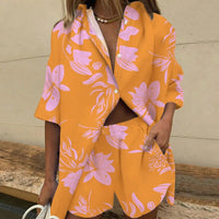Ensemble élégant pour femmes avec motif tropical - parfait pour l'été avec des manches courtes et un short pour un look branché