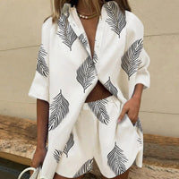 Ensemble élégant pour femmes avec motif tropical - parfait pour l'été avec des manches courtes et un short pour un look branché