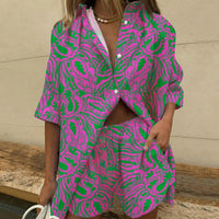 Ensemble élégant pour femmes avec motif tropical - parfait pour l'été avec des manches courtes et un short pour un look branché