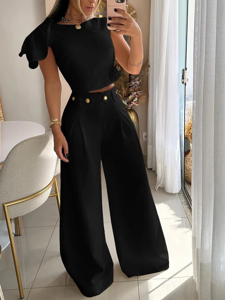Ensemble élégant de top et de pantalons larges pour femmes - look de soirée élégant avec un crop top à la mode et des détails accrocheurs au niveau des épaules