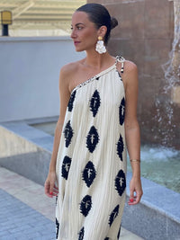 Élégante robe midi asymétrique de Meier pour une soirée tranquille