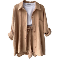 Ensemble élégant de shorts et de chemises à boutons pour un look décontracté et élégant.