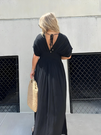 Robe longue élégante avec fente stylée et décolleté en V pour un look enchanteur