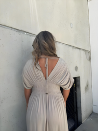 Robe longue élégante avec fente stylée et décolleté en V pour un look enchanteur