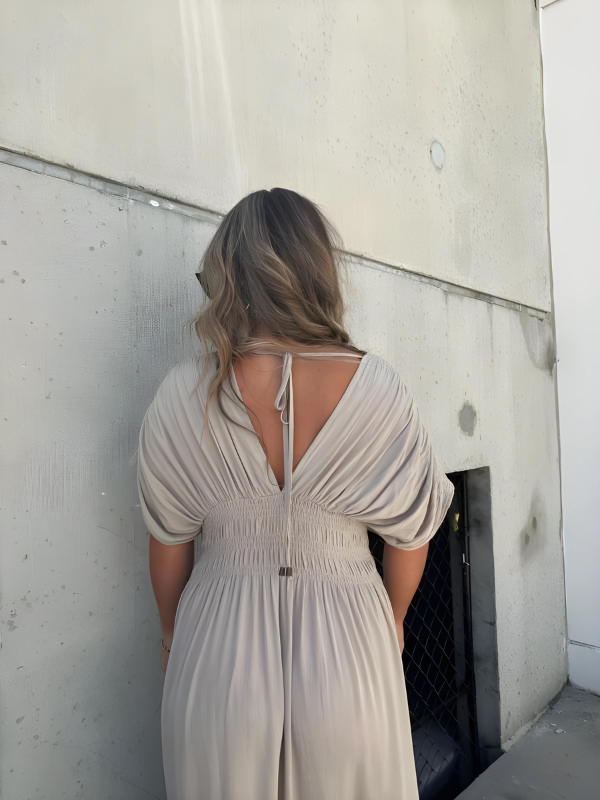 Robe longue élégante avec fente stylée et décolleté en V pour un look enchanteur