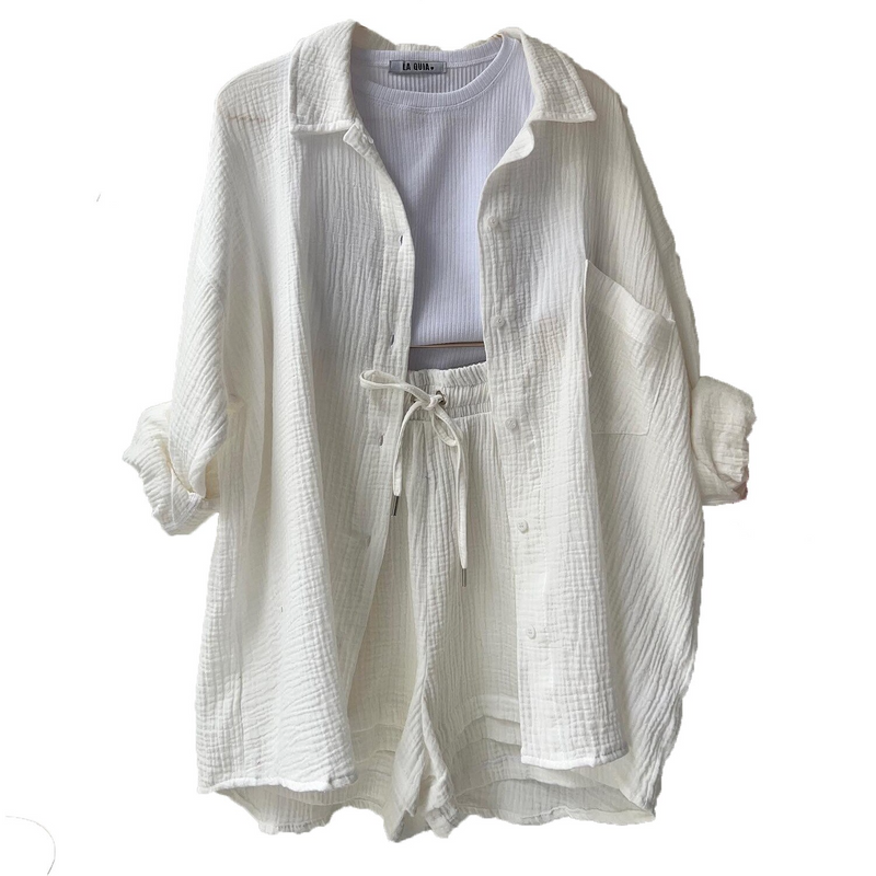 Ensemble élégant de shorts et de chemises à boutons pour un look décontracté et élégant.