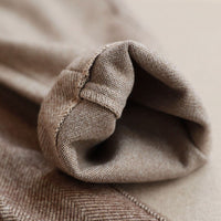 Élégant pantalon de tailleur pour femme, imprimé à chevrons.
