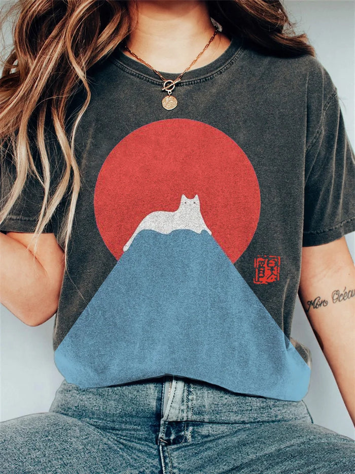 T-shirt graphique stylé avec un chat sur une montagne - Charmant haut décontracté pour femmes pour un look branché