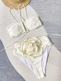 Seiße Frauen Bügel-Bikini mit Blumenmuster und eleganter Halter-Optik