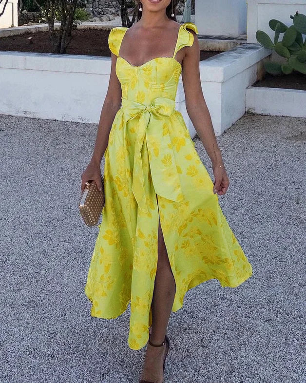 Robe pour femmes à coupe évasée en jacquard floral texturé avec décolleté en cœur et ceinture bow pour un look élégant et féminin