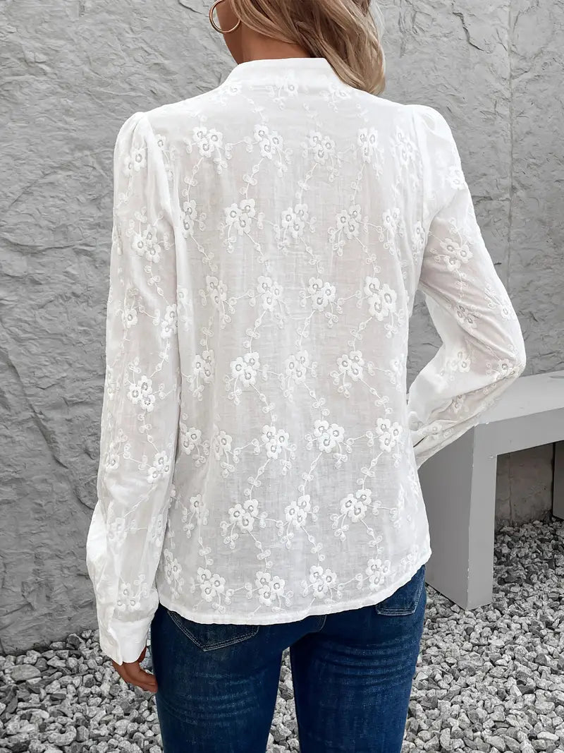 Élégante blouse d'été blanche brodée pour femmes - chemise élégante à bras long pour femmes