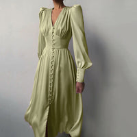 Robe élégante en satin français avec manches bouffantes et coupe ajustée séduisante