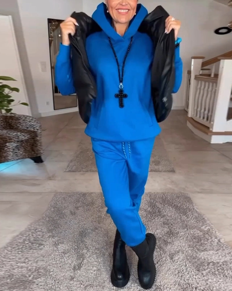 Ensemble confortable et décontracté avec sweat à capuche pour un look sportif