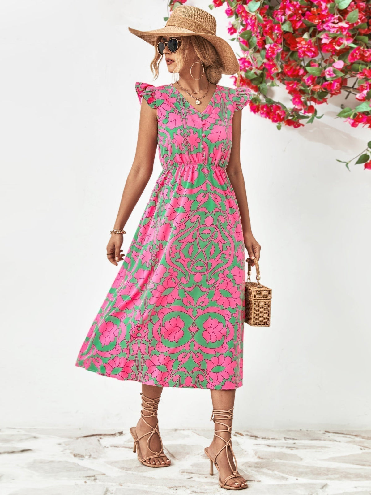 Robe féminine chic à imprimé floral avec col en V, manches capuchon volantes et ourlet asymétrique élégant en ligne A