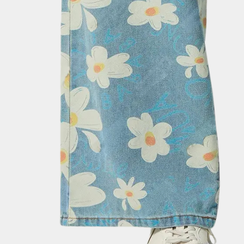 Pantalon en denim bleu pour femme avec un large imprimé floral pour un look frais et branché