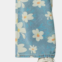 Pantalon en denim bleu pour femme avec un large imprimé floral pour un look frais et branché
