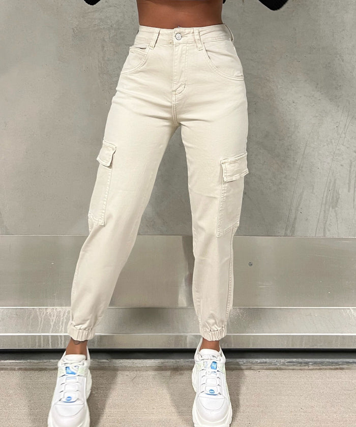 Pantalon cargo élégant pour femme, de couleur beige, avec un stretch confortable et une coupe tendance pour une élégance de tous les jours, avec des poches pratiques.