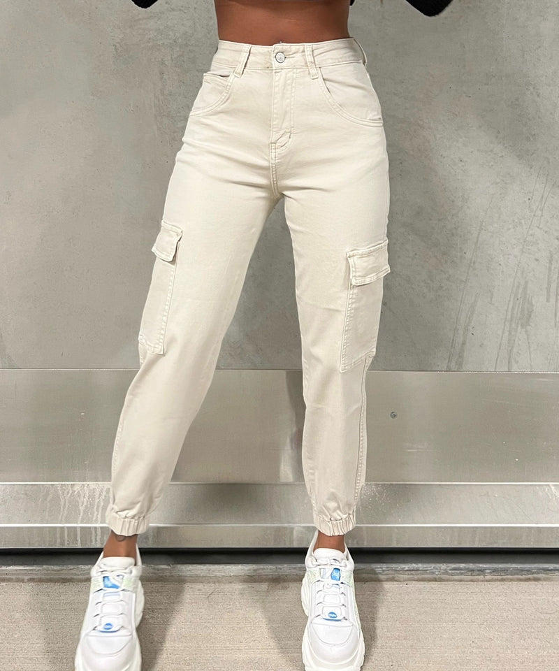 Pantalon cargo élégant pour femme, de couleur beige, avec un stretch confortable et une coupe tendance pour une élégance de tous les jours, avec des poches pratiques.